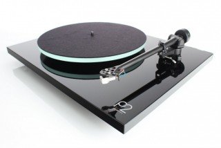 Rega Planar 2 + Carbon hos Larsbengtsson.se