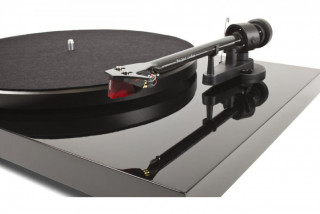 Pro-Ject Debut Carbon DC 2M Red hos Larsbengtsson.se